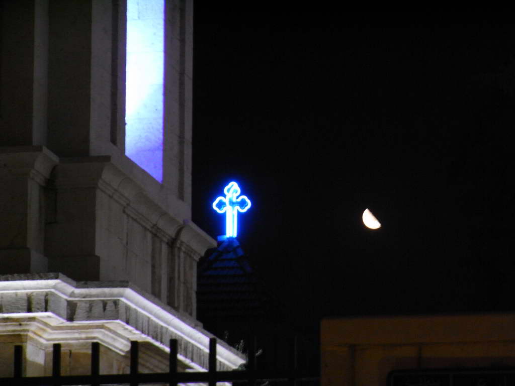 Chiesa ortodossa con luna a Damasco