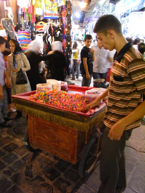 Venditore di caramelle nel suq di Damasco