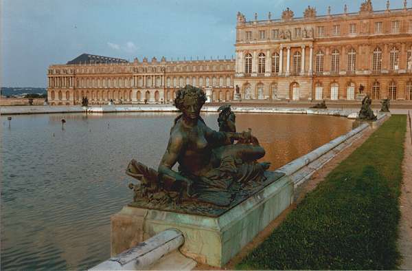 Una delle statue nel magnifico parco della Reggia di Versailles