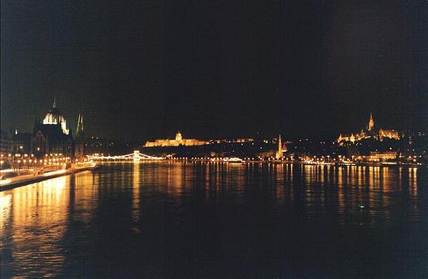 Panorama notturno di Budapest, visto dal ponte Margherita (Margit hid)