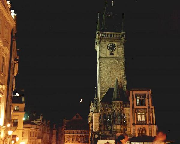 Vista notturna della torre del municipio