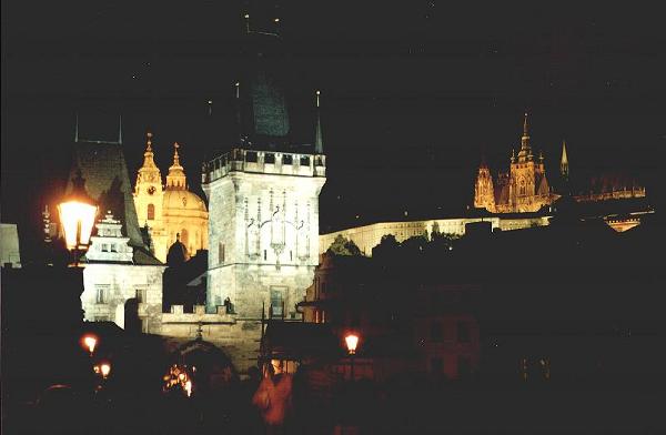 Vista notturna del castello, dal ponte Carlo