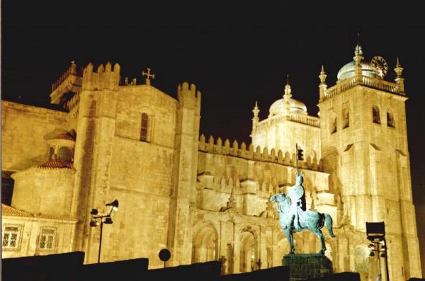 Vista notturna della cattedrale di Porto