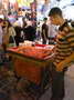 Venditore di caramelle nel suq di Damasco